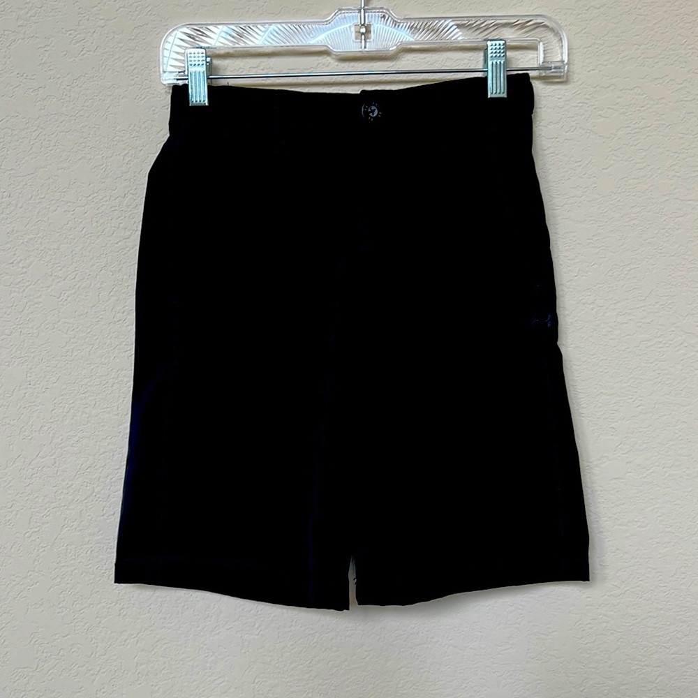 Boys black Under Armour shorts in Youth Medium